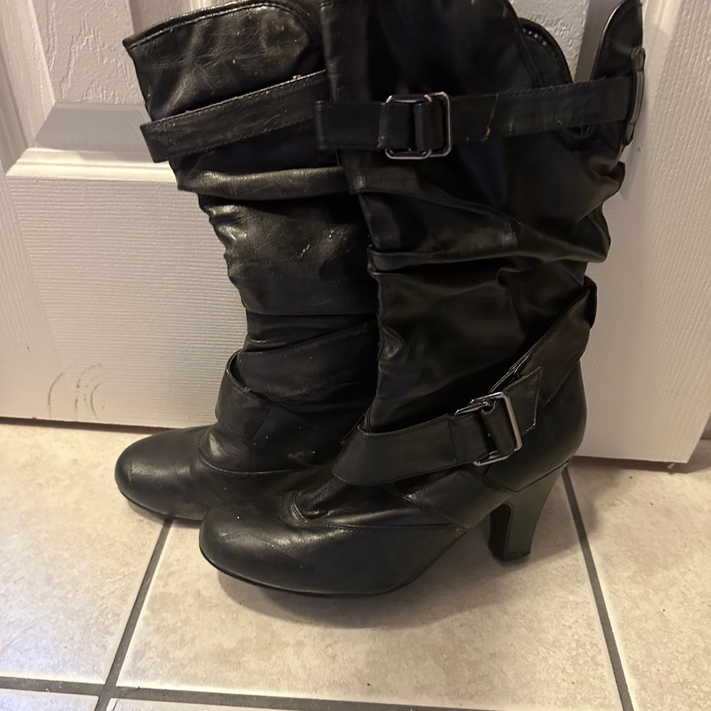 Low heel black boots
